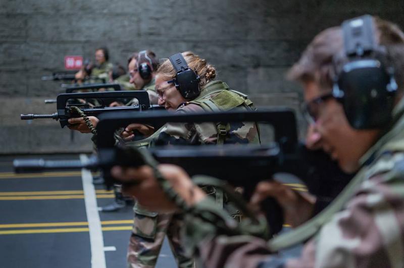 Élèves officiers à l'entraînement au tir