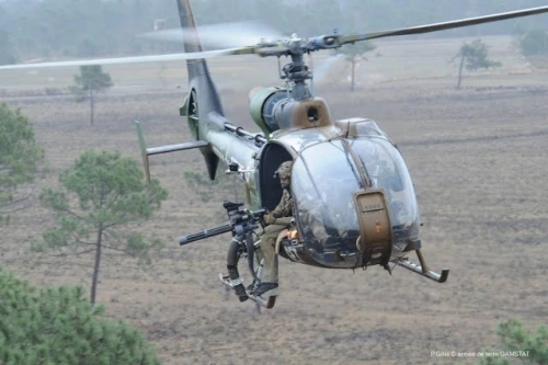 Gazelle en vol basse altitude, tireur en poste à la porte ouverte
