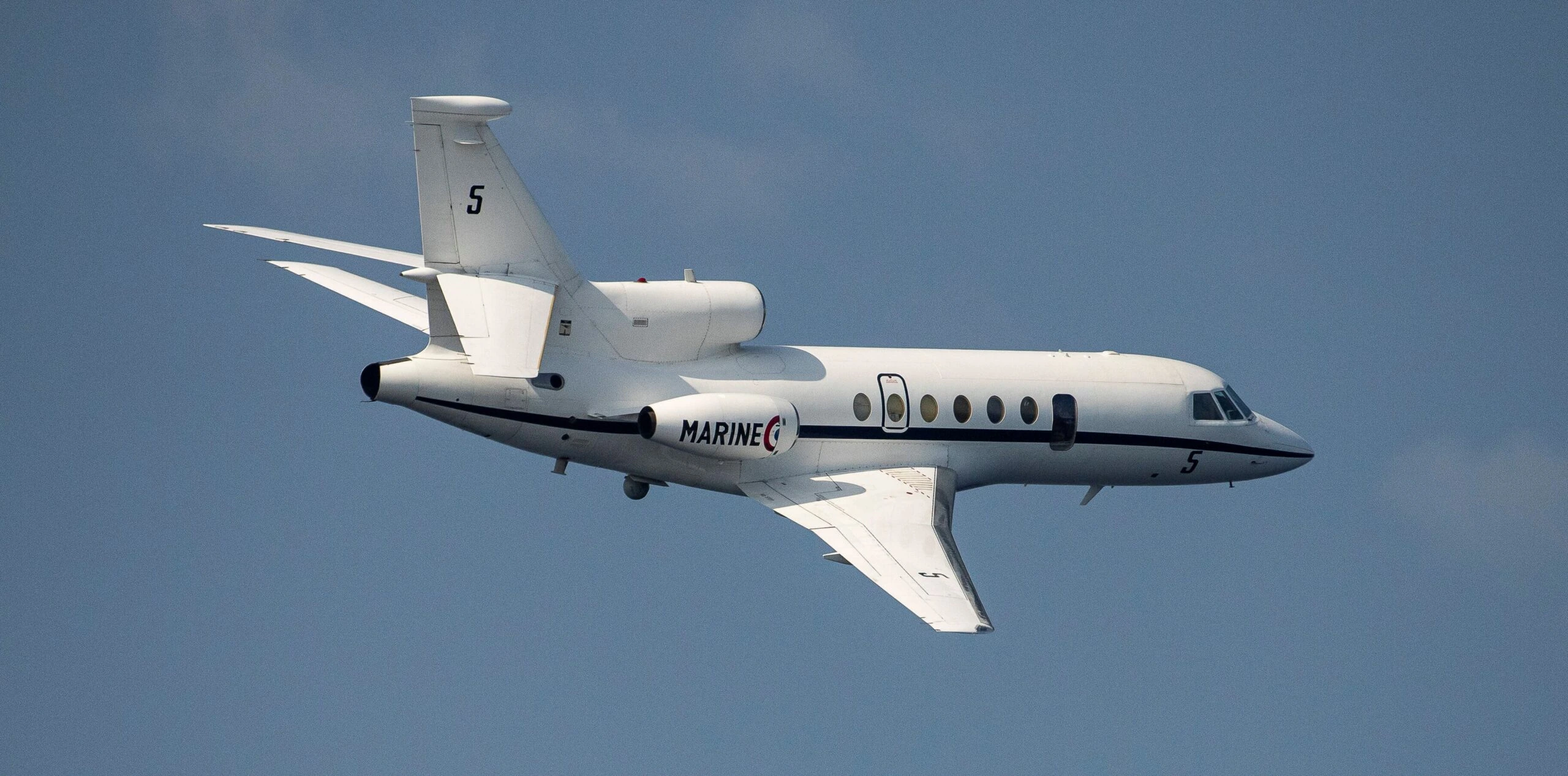 Un Falcon 50 aux couleurs de la Marine nationale en vol, train sorti