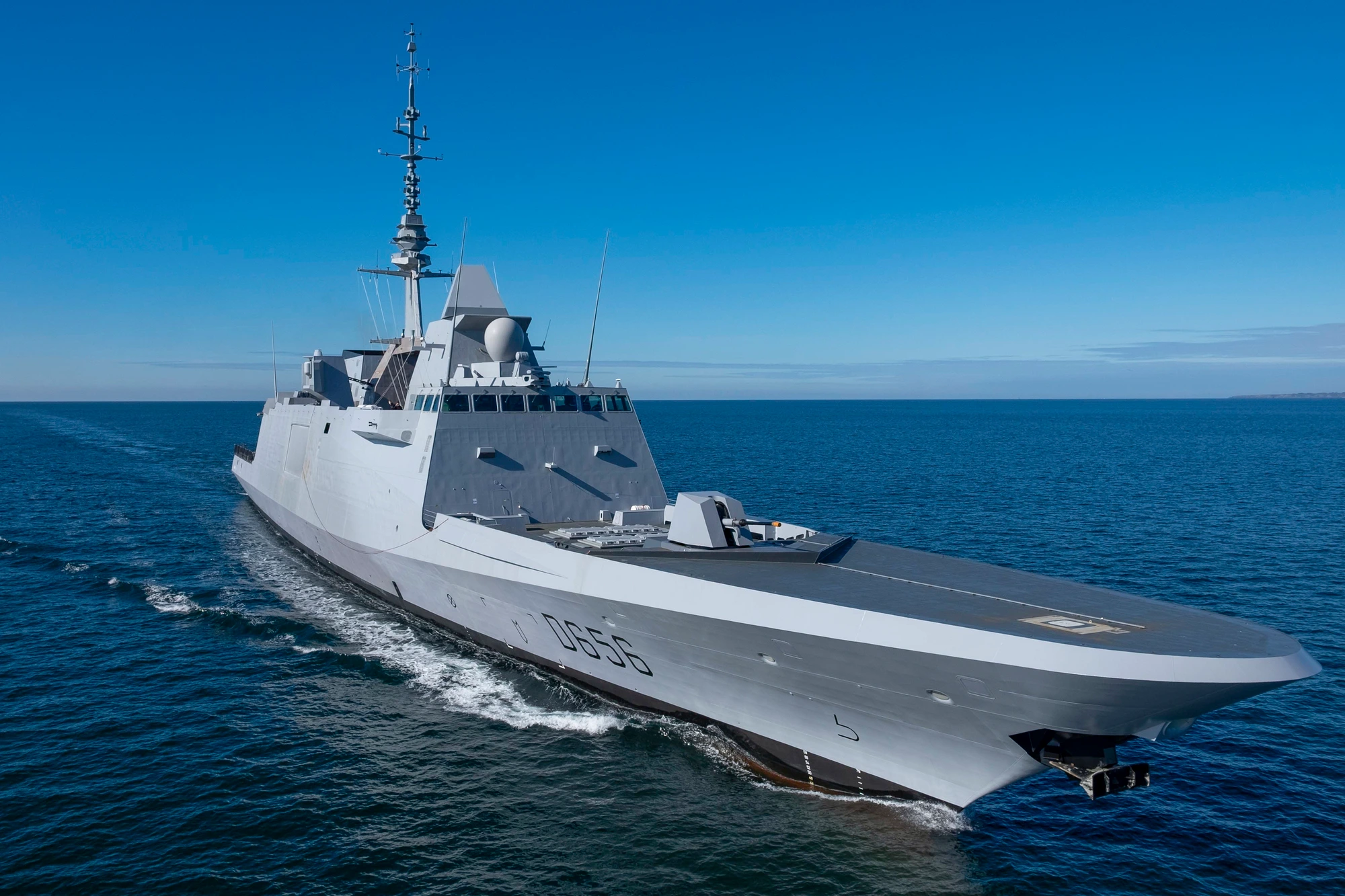 La frégate multi-missions de défense aérienne Alsace, coque D656, en mer