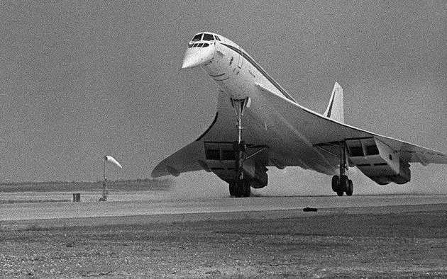Le Concorde au décollage, photographié en noir et blanc