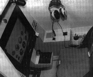 Vue plongeante dans la cabine du SEPIA : tableau de bord et manche au centre, casque audio suspendu, pavé numérique à droite