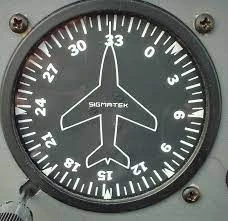 Compas du cockpit : silhouette d'avion au centre et couronne graduée en dizaines de degrés