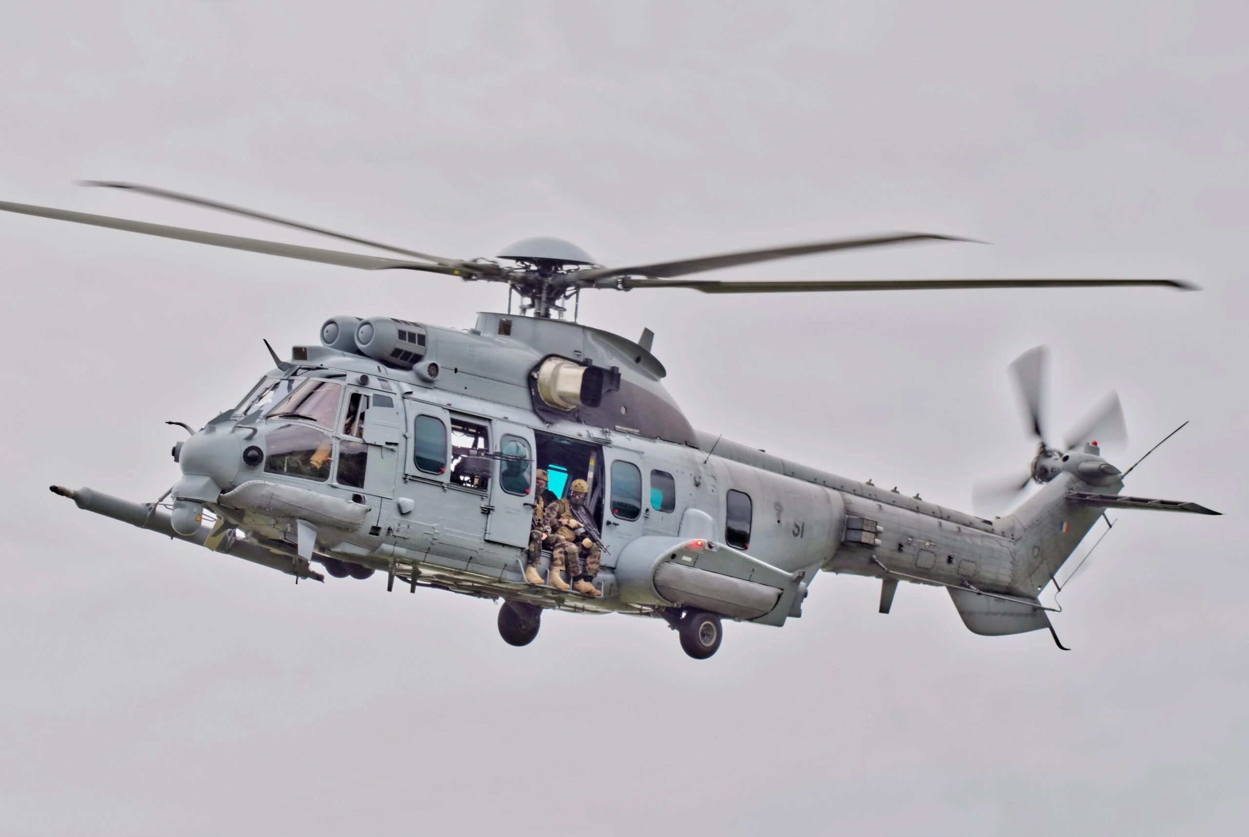 Hélicoptère EC725 Caracal de l'armée de l'Air et de l'Espace au décollage